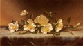 Cherokee Rosen auf einem hellgrauen Tuch romantischen Blume Martin Johnson Heade